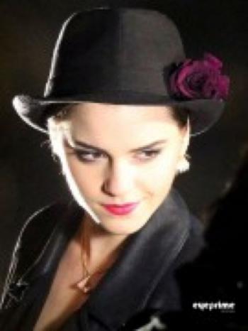 Emma Watson chapeautée pour Lancôme