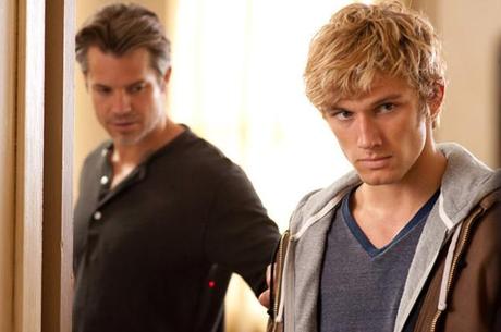 alex-pettyfer-on-the-set-of-i-am-number-four-3-600w.jpg