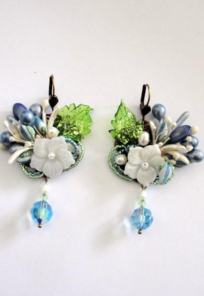 Boucles d’oreilles, Les printanières, bouquet bleu, fleurs anciennes, nacre, cristal perles fines.