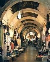 tout est encore calme dans le souk de Benghazi... Double peine