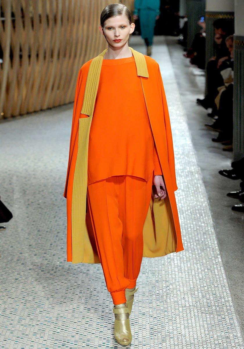 Джил сандер одежда. Контрастный костюм. Нюанс в костюме. Стиль колор блокинг. Яркие модные цвета.