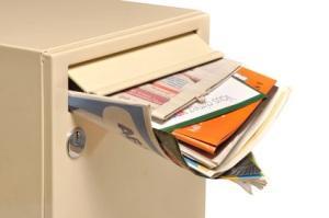 boite à lettres remplie de prospectus