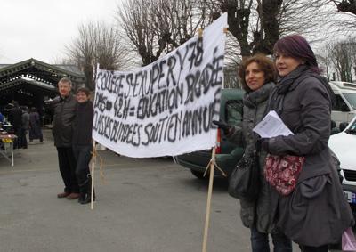 Manifestantes à Andrésy pendant les cantonales
