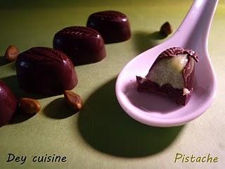 Chocolats noirs fourrés à la crème de pistaches