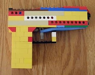 Pistolet Lego avec élastique : Activité Familiale du Samedi Matin