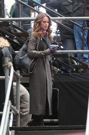 Hilary_Swank_seen_hanging_out_Times_Square_2UsoQVuS3DWl.jpg