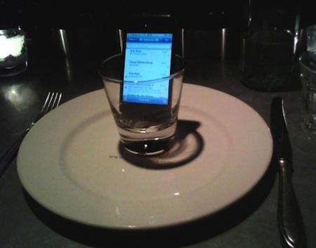 iphone 4 reception verre Améliorer la réception de son iPhone avec un verre deau