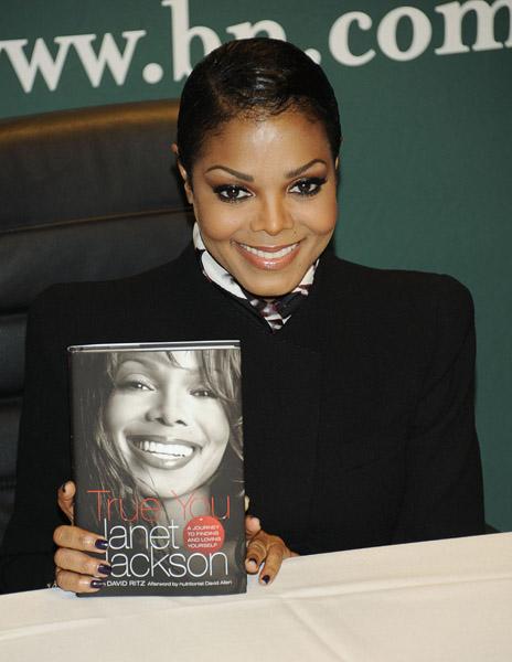 Vue : Janet Jackson en pleine séance de dédicaces