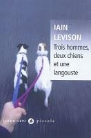 Trois hommes, deux chiens et une langouste