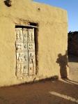 Une autre porte à Koundou et l'ombre d'une mère portant son enfant