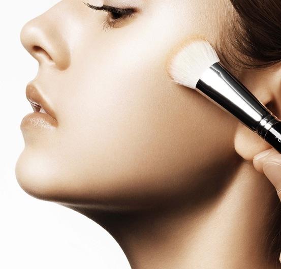 Appliquer une base protectrice avant le maquillage permet de protéger efficacement la peau !