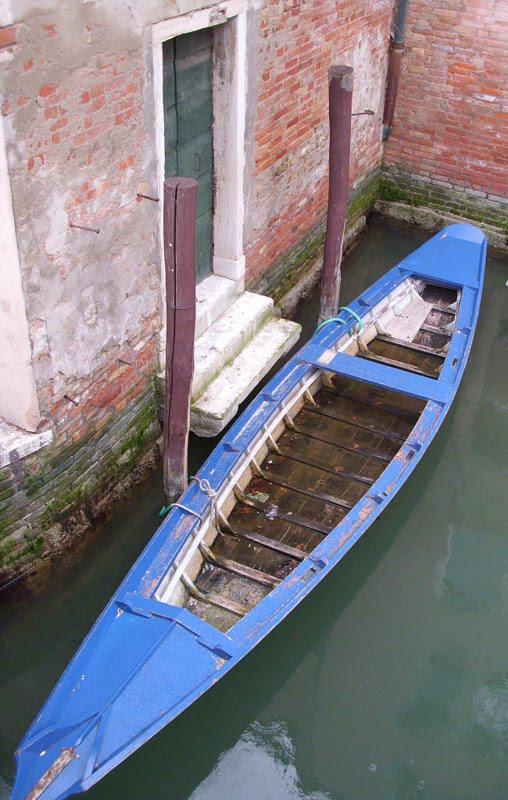 JUSTE UN PEU PLUS LOIN...