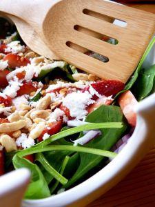 Salade aux pousses d’épinards et aux fraises