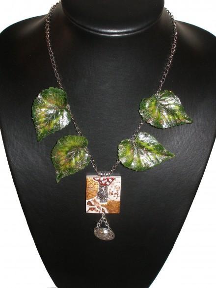 Bijoux, collier en argile, chouette, et feuille