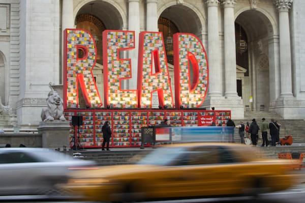 25 000 livres empilés devant la Bibliothèque Publique de New York