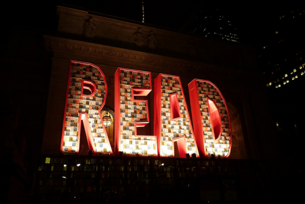 25 000 livres empilés devant la Bibliothèque Publique de New York
