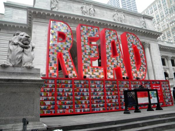 25 000 livres empilés devant la Bibliothèque Publique de New York