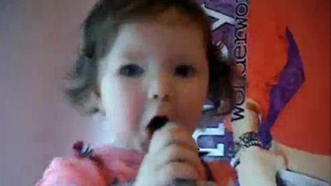 Justin Bieber ... VIDEO ... Un bébé de 2 ans complètement gaga du chanteur