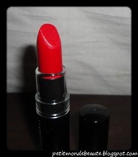 The rouge à lèvres rouge