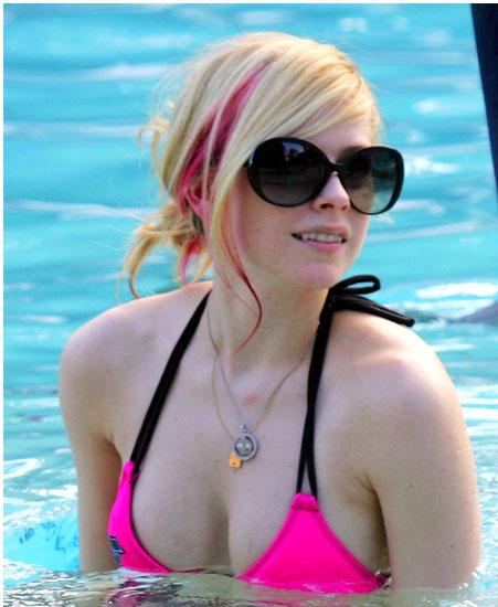 Avril Lavigne en Bikini sexy