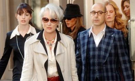 Meryl Streep (au centre) et Stanley Tucci (ŕ droite) dans Le Diable s'habille en Prada