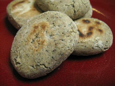 des petits pains de sarrasin aux graines de pavot