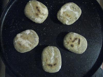 des petits pains de sarrasin aux graines de pavot