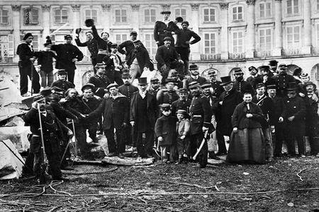 devant_la_colonne_vend_me