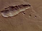 cratère très allongé Mars