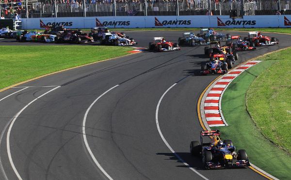 le premier virage du grand prix d'australie, Vettel a deja pris un avantage enorme