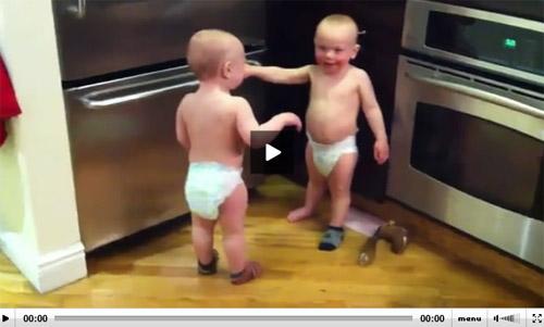Bébés jumeaux qui discutent
