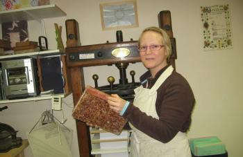 1er et 2 avril à Savères (31) - Portes ouvertes à l’atelier de reliure Alexandra Fojt, dans son atelier de reliure à Savères./Photo DDM Michèle Esparbès