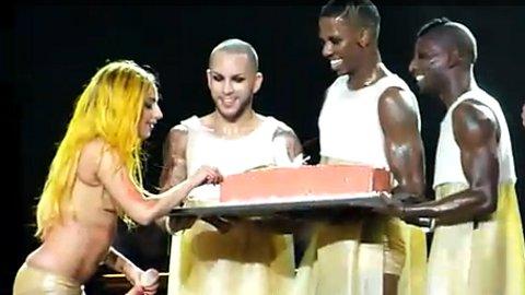 Lady Gaga ... Un anniversaire surprise sur scène (VIDEO)