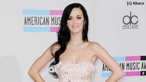 Katy Perry ... sa mère en a marre de voir ses seins