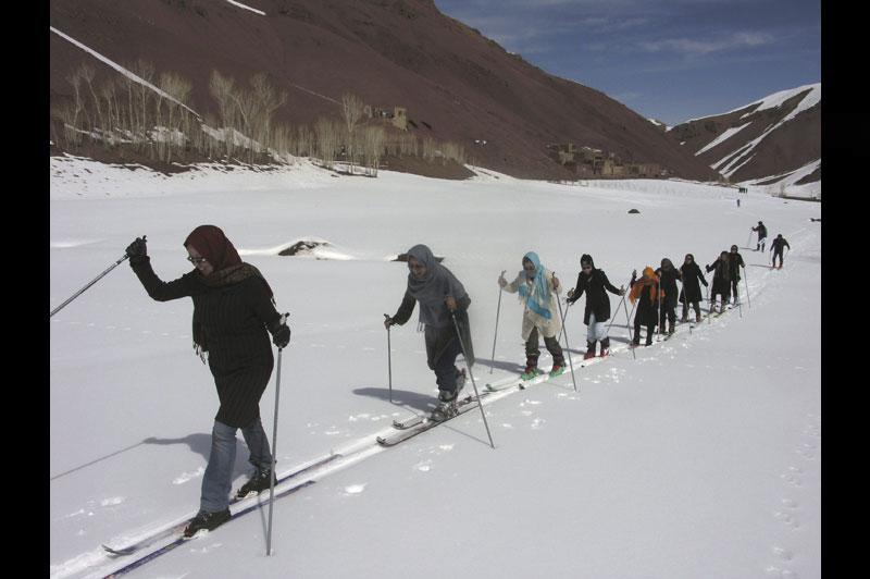 À la mi-mars, à Bamiyan, dix audacieuses ont chaussé les skis : une grande première pour ces femmes, dans les montagnes du centre de l'Afghanistan. Sous le regard interloqué des paysans, qui auraient préféré, pour la plupart, les voir dévaler la pente en burqa. 