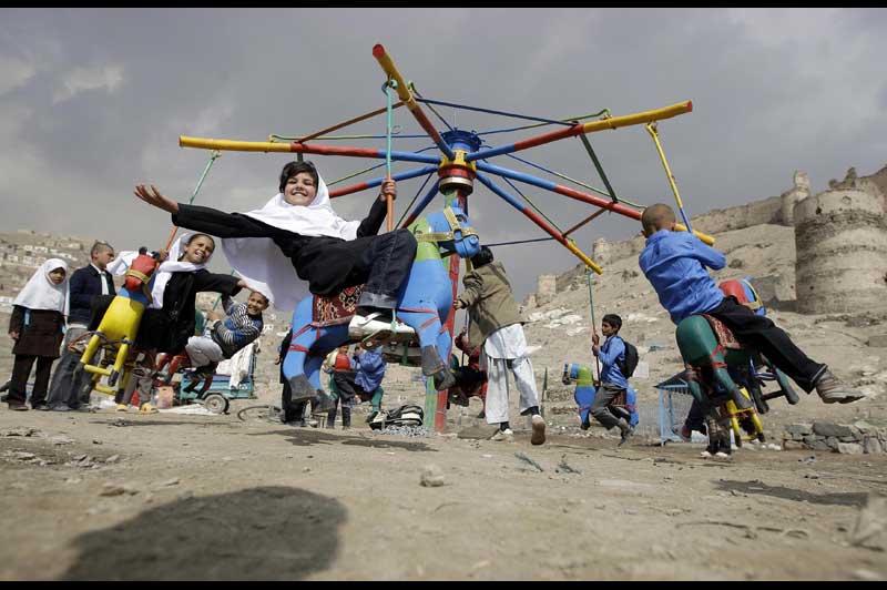 Mardi 29 mars, loin de la guerre, ces enfants afghans récupèrent leur insouciance et s’amusent à se faire tourner la tête avec un tourniquet coloré. Le temps d’un instant, ils oublient que leur pays continue de s’enliser dans un conflit qui n’en finit pas... 