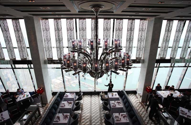 L’important est de ne pas avoir le vertige. À Hong Kong, l'hôtel le plus haut du monde a ouvert ses portes, mardi 29 mars, au 118e étage de la tour la plus élevée de l'île. Perché à 490 mètres de hauteur, le Ritz-Carlton offre une vue panoramique sur l'ancienne colonie britannique. Il faut débourser entre 6000 et 100.000 dollars pour y passer la nuit, la tête - presque - dans les étoiles.