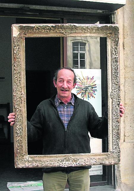 Michel Latorre, relieur doreur, s'installe sur la place Vieille