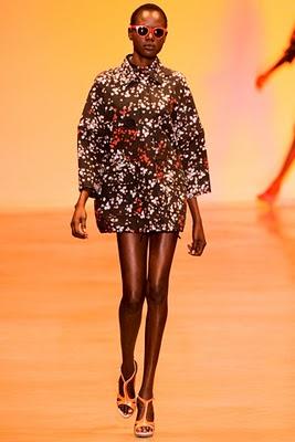 15X8 - Les femmes arcs-en ciel acides de Cacharel