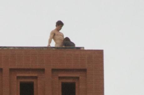 Faire l’amour sur le toit d’un immeuble. Un bon plan Q ou pas ?