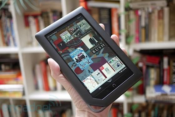 nook color une main 560x374 La tablette Android Nook Color est en vente sur qoqa.fr (please RT)