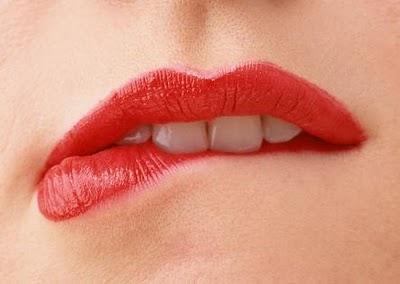 UN ROUGE A LÈVRES....... À AVALER !