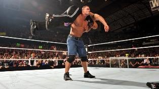 The Champ plante The Rock dans le ring lors de Raw du 28/03/2011