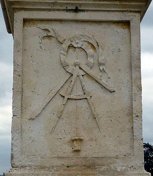 La tombe du Compagnon Passant charpentier Jean Laville (1799-1874) à Villeneuve-sur-Lot (47)