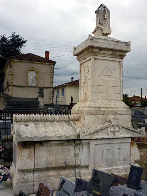 La tombe du Compagnon Passant charpentier Jean Laville (1799-1874) à Villeneuve-sur-Lot (47)