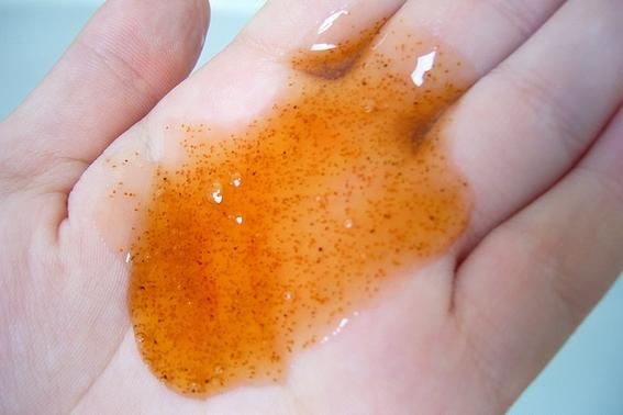 Le meilleur gel douche gommant à la cannelle vient de chez...