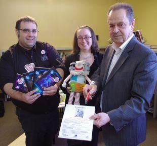 Mathieu Fortin, auteur, Marthe Taillon, agente culturelle pour la MRC de Nicolet-Yamaska, et Alain Drouin, préfet