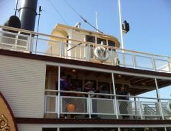 Orchestre Country sur le Pont du Bateau Molly Brown à Disneyland Paris Orchestre Country sur le Pont du Bateau Molly Brown à Disneyland Paris