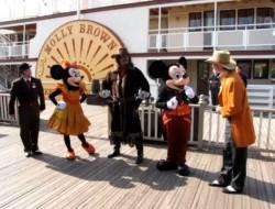 Les Ambassadeurs Régis et Osvaldo avec Buffalo Bill et Mickey et Minnie lors de la Cérémonie du Retour du Molly Brown à Disneyland Paris Les Ambassadeurs Régis et Osvaldo avec Buffalo Bill et Mickey et Minnie lors de la Cérémonie du Retour du Molly Brown à Disneyland Paris