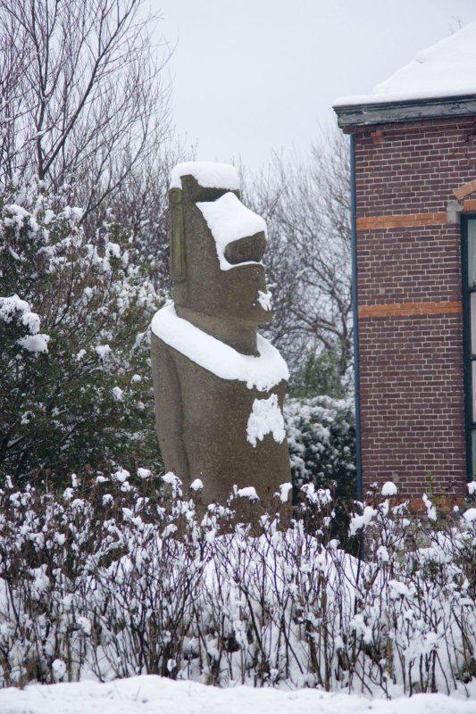 moai enneigé de Texel (Pays-Bas) 